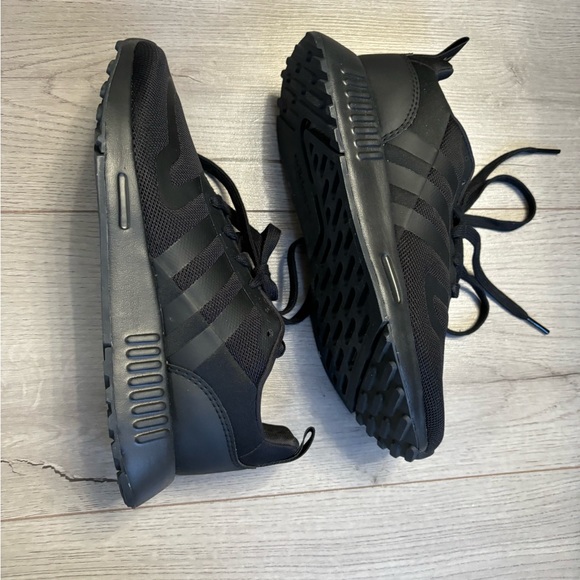 Big boys Adidas running sneakers. Black color. Size 6 big boys. - Picture 6 of 11